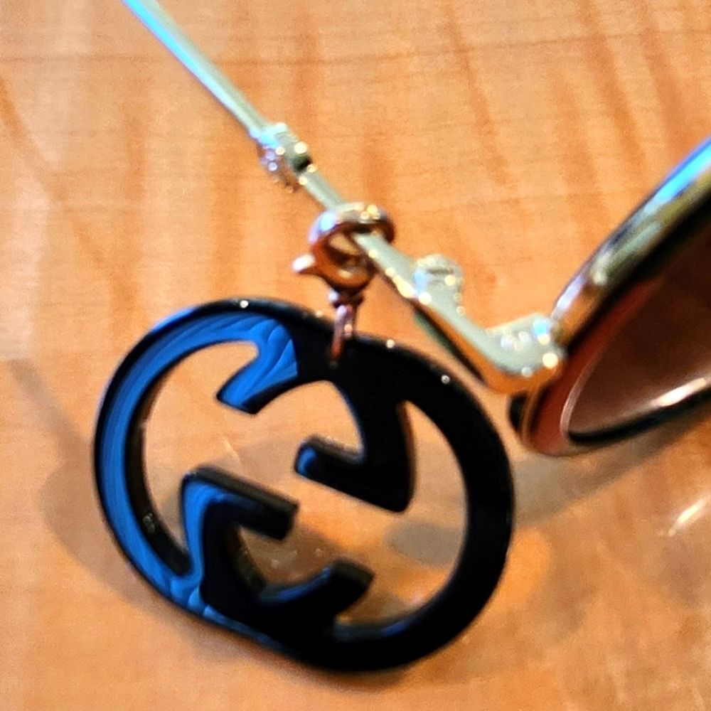 Gucci Black Logo Pendant with Gold Clasp - Picture 8 of 8